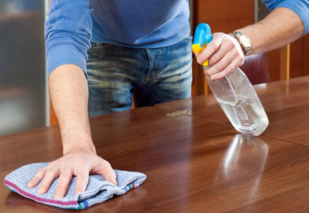 membersihkan furniture kayu dengan kain lembut