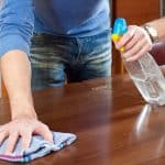 membersihkan furniture kayu dengan kain lembut