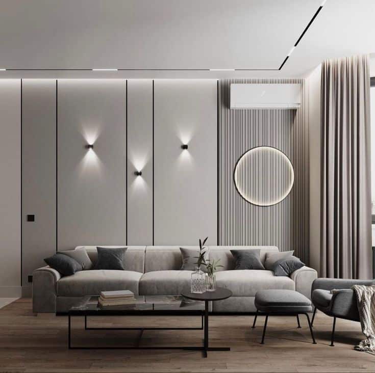 Desainer interior profesional sedang menata ruang tamu elegan di Bandung